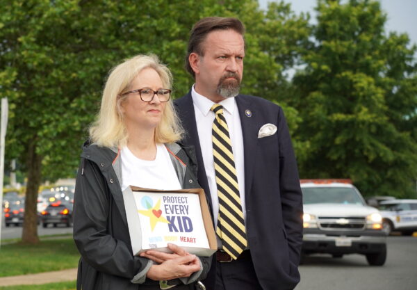 Ông Sebastian Gorka cùng vợ, bà Katharine, tại một cuộc biểu tình của các bậc cha mẹ bên ngoài Trường Trung học cơ sở Luther Jackson ở Falls Church, Virginia, hôm 16/06/2022. (Ảnh: Terri Wu/The Epoch Times)