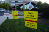 Một biển báo bỏ phiếu sớm tại Trung Tâm Chính quyền Quận Fairfax tại Fairfax, Tiểu bang Virginia, hôm 07/10/2022. (Ảnh: Terri Wu/The Epoch Times)
