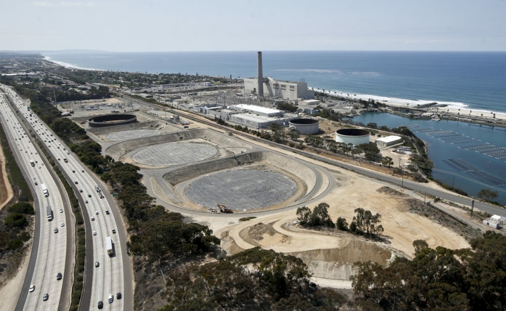 Một nhà máy khử mặn giáp với Xa lộ Liên tiểu bang số 5 ở bên này và Thái Bình Dương ở phía bên kia ở Carlsbad, California, hôm 04/09/2015. (Ảnh: Lenny Ignelzi/AP Photo)