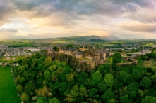 Toàn cảnh lâu đài Stirling, nằm trên cao thành phố Stirling và sông Forth ở miền trung Scotland. Tổng thể khu phức hợp được xây dựng theo lối kiến trúc cuối thời Trung cổ, bên ngoài được xây dựng theo phong cách Gothic, sử dụng vật liệu thường dùng trong kiến ​​trúc thời đó là đá sa thạch và đá vôi. (Ảnh: Martin Valigursky/Shutterstock)