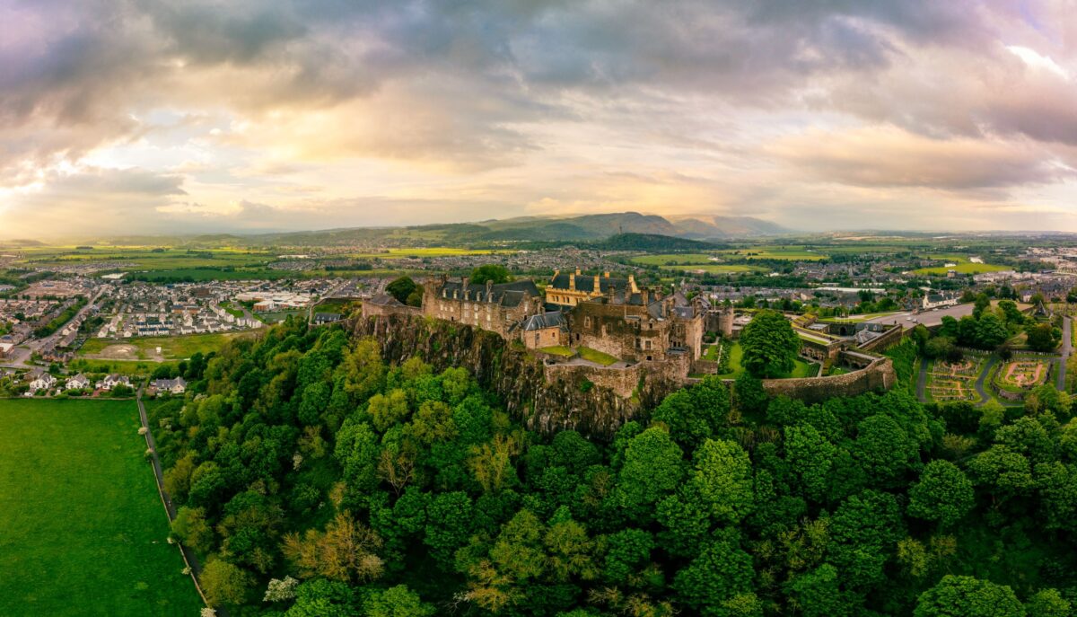 Toàn cảnh lâu đài Stirling, nằm trên cao thành phố Stirling và sông Forth ở miền trung Scotland. Tổng thể khu phức hợp được xây dựng theo lối kiến trúc cuối thời Trung cổ, bên ngoài được xây dựng theo phong cách Gothic, sử dụng vật liệu thường dùng trong kiến ​​trúc thời đó là đá sa thạch và đá vôi. (Ảnh: Martin Valigursky/Shutterstock)