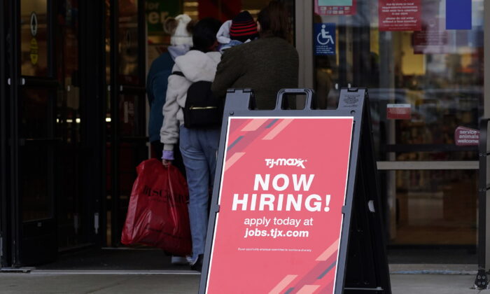 Nền kinh tế Hoa Kỳ đã có thêm 261,000 việc làm mới trong tháng Mười khi việc tuyển dụng diễn ra mạnh mẽ