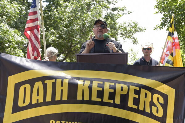 Ông Stewart Rhodes, người sáng lập tổ chức Oath Keepers (ở giữa), nói chuyện trong một cuộc tập hợp bên ngoài Tòa Bạch Ốc ở Washington, vào ngày 25/06/2017. (Ảnh: Susan Walsh/AP Photo)