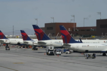 Các kế hoạch mùa nghỉ lễ của người Mỹ sẽ ngắn hơn, rẻ hơn, và ít hơn, do lạm phát