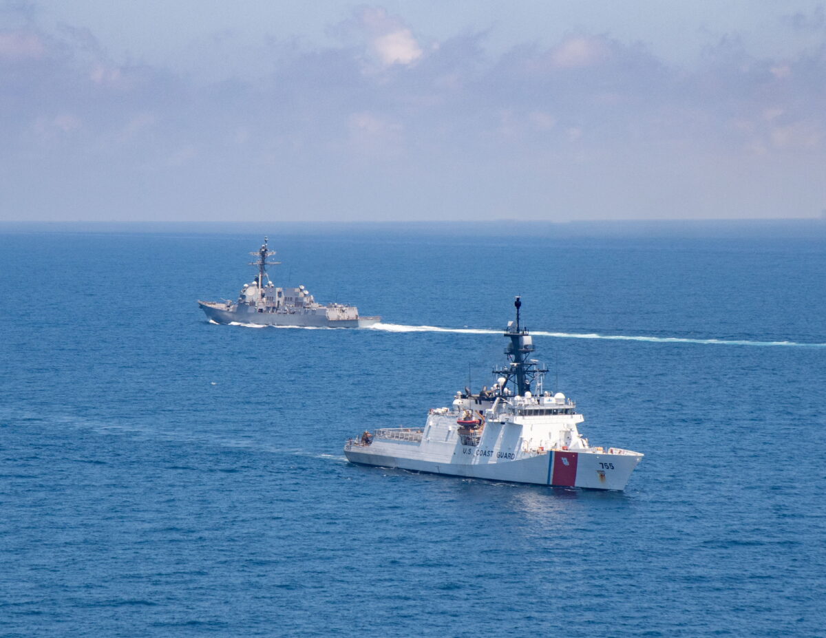 Tàu khu trục hỏa tiễn dẫn đường lớp Arleigh Burke USS Kidd và tàu tuần tra Munro của Lực lượng Tuần duyên Hoa Kỳ tiến hành quá cảnh eo biển Đài Loan hôm 27/08/2021. (Ảnh: Hải quân Hoa Kỳ/Bản tin qua Reuters)