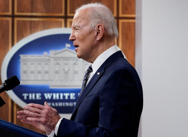 Tổng thống Hoa Kỳ Joe Biden tuyên bố xuất 1 triệu thùng dầu mỗi ngày trong sáu tháng tới từ kho Dự trữ Dầu mỏ Chiến lược Hoa Kỳ, như một phần trong nỗ lực của chính phủ nhằm giảm giá xăng dầu, trong bài diễn văn tại Thính phòng Tòa án phía Nam của Tòa nhà Văn phòng Điều hành Eisenhower tại Tòa Bạch Ốc ở Hoa Thịnh Đốn, hôm 31/03/2022. (Ảnh: Kevin Lamarque/Reuters)