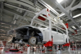 Phần thân của một chiếc Tesla Model S được vận chuyển bằng cần cẩu tự động tại nhà máy Tesla ở Fremont, California, hôm 01/10/2011. (Ảnh: Stephen Lam/Reuters)