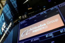 Logo của tập đoàn Alibaba trên sàn giao dịch tại Sở Giao dịch Chứng khoán New York (NYSE) ở thành phố New York, hôm 03/08/2021. (Ảnh: Andrew Kelly/Reuters)