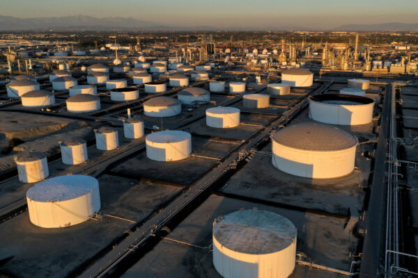 Các bể chứa tại nhà máy lọc dầu Los Angeles của Marathon Petroleum, nơi chế biến dầu thô nội địa và nhập cảng thành xăng, nhiên liệu diesel CARB, và các sản phẩm dầu mỏ khác của Ủy ban Tài nguyên Không khí California (CARB), ở Carson, California, hôm 11/03/2022. (Ảnh: Bing Guan/Reuters)