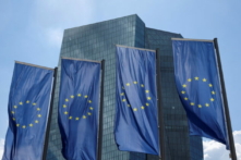 Lạm phát ở khu vực đồng tiền chung Âu Châu chạm mức 10.7% khi tăng trưởng giảm mạnh