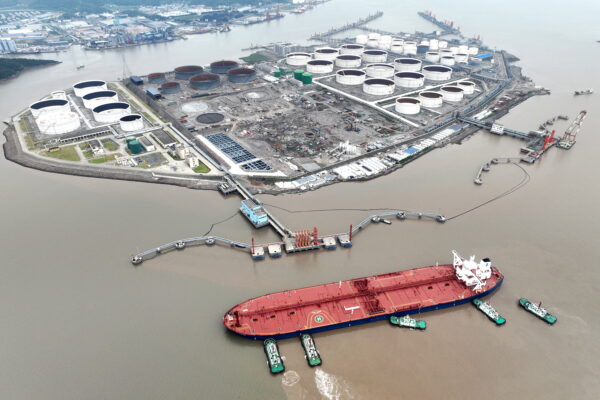 Ảnh chụp từ trên không cho thấy các tàu lai dắt giúp một tàu chở dầu thô cập bến tại một cảng dầu ngoài khơi đảo Ngoại Điếu ở Chu San, tỉnh Chiết Giang, Trung Quốc, hôm 18/07/2022. (Ảnh: CNS qua Reuters)