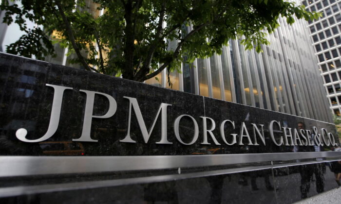Bên ngoài trụ sở công ty JP Morgan Chase & Co. ở New York vào ngày 20/05/2015. (Ảnh: Mike Segar/Reuters)