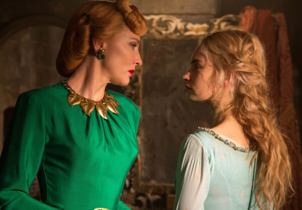 Người mẹ kế độc ác (diễn viên Cate Blanchett, bên trái) ra lệnh cho nàng Lọ Lem (diễn viên Lily James) trong bộ phim cùng tên “Cinderella – Cô bé Lọ Lem”. (Ảnh: MovieStillsDB).