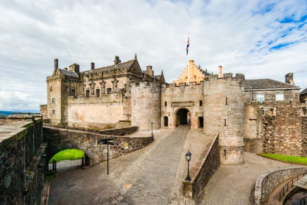 Một trong những lối vào của Lâu đài Stirling. Sử dụng vật liệu xây dựng chủ yếu từ đá là đặc trưng của kiến ​​trúc thời trung cổ Scotland. Các yếu tố Gothic bao gồm các mái vòm nhọn hình mũi tên và đá tối màu. (Ảnh: Portadown/Shutterstock)