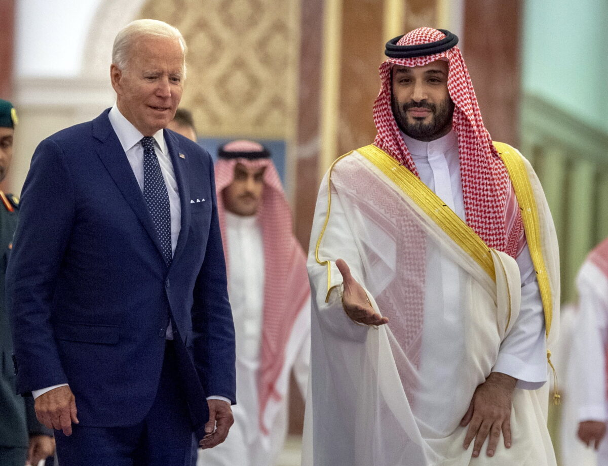 Thái tử Ả Rập Xê Út Mohammed bin Salman (Phải) chào đón Tổng thống Hoa Kỳ Joe Biden đến Cung điện Al-Salam ở Jeddah, Ả Rập Xê Út, hôm 15/07/2022. (Ảnh: Bandar Aljaloud/Cung điện Hoàng gia Ả Rập Xê Út qua AP)