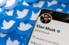 Tiểu sử Twitter của ông Elon Musk trên một chiếc điện thoại thông minh có in các logo Twitter, hôm 28/04/2022. (Ảnh: Dado Ruvic/Minh họa/Reuters)