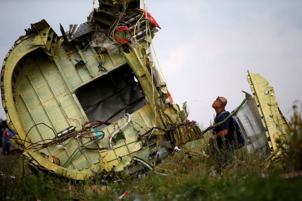 Một nhà điều tra tai nạn hàng không Malaysia kiểm tra hiện trường vụ tai nạn của chuyến bay MH17 của Malaysia Airlines, gần làng Hrabove (Grabovo) ở vùng Donetsk, Ukraine, vào ngày 22/07/2014. (Ảnh: Maxim Zmeyev/File Photo/Reuters)
