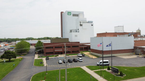 Cơ sở của Abbott Laboratories nơi sản xuất hàng chục loại sữa công thức dạng bột dành cho trẻ em bị thu hồi dẫn đến việc sản xuất bị tạm dừng tại địa điểm này, ở Sturgis, Michigan, hôm 20/05/2022. (Ảnh: Eric Cox/Reuters)