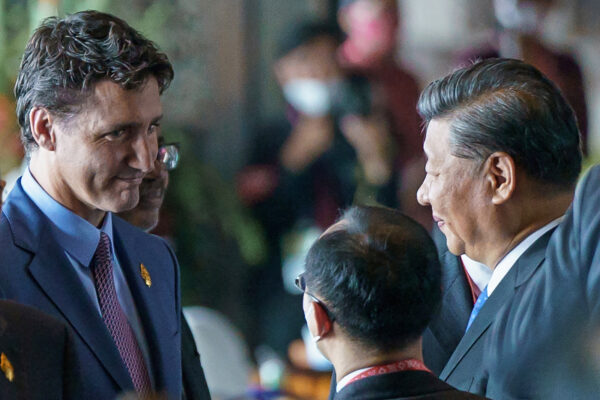 Thủ tướng Canada Justin Trudeau nói chuyện với Chủ tịch Trung Quốc Tập Cận Bình tại Hội nghị thượng đỉnh các nhà lãnh đạo G-20 ở Bali, Indonesia, hôm 15/11/2022. (Ảnh: Adam Scotti/Văn phòng Thủ tướng/Tư liệu phát tay qua Reuters)