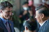 Thủ tướng Justin Trudeau nói chuyện với lãnh đạo Trung Quốc Tập Cận Bình tại Hội nghị thượng đỉnh các nhà lãnh đạo G20 ở Bali, Indonesia, hôm 15/11/2022. (Ảnh: Adam Scotti/Văn phòng Thủ tướng/Tư liệu phát tay qua Reuters)