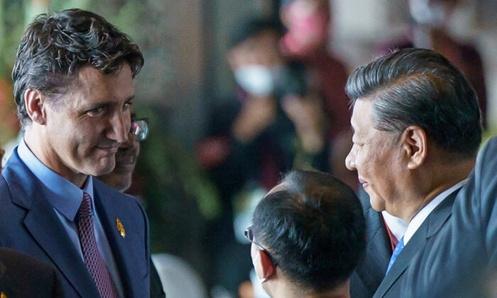 Thủ tướng Justin Trudeau nói chuyện với lãnh đạo Trung Quốc Tập Cận Bình tại Hội nghị thượng đỉnh các nhà lãnh đạo G20 ở Bali, Indonesia, hôm 15/11/2022. (Ảnh: Adam Scotti/Văn phòng Thủ tướng/Tư liệu phát tay qua Reuters)