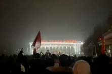 Các cuộc biểu tình phản đối các biện pháp hạn chế nghiêm ngặt đối với COVID-19 tại thành phố Urumqi, Tân Cương, Trung Quốc, trong ảnh chụp màn hình này thu được từ một video phát hành hôm 25/11/2022. (Ảnh: Video do Reuters thu thập được/qua Reuters)