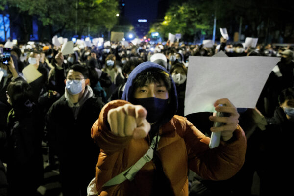 Mọi người cầm những tờ giấy trắng để công khai bày tỏ sự phản đối ĐCSTQ ở Bắc Kinh hôm 27/11/2022. (Ảnh: Thomas Peter/Reuters)