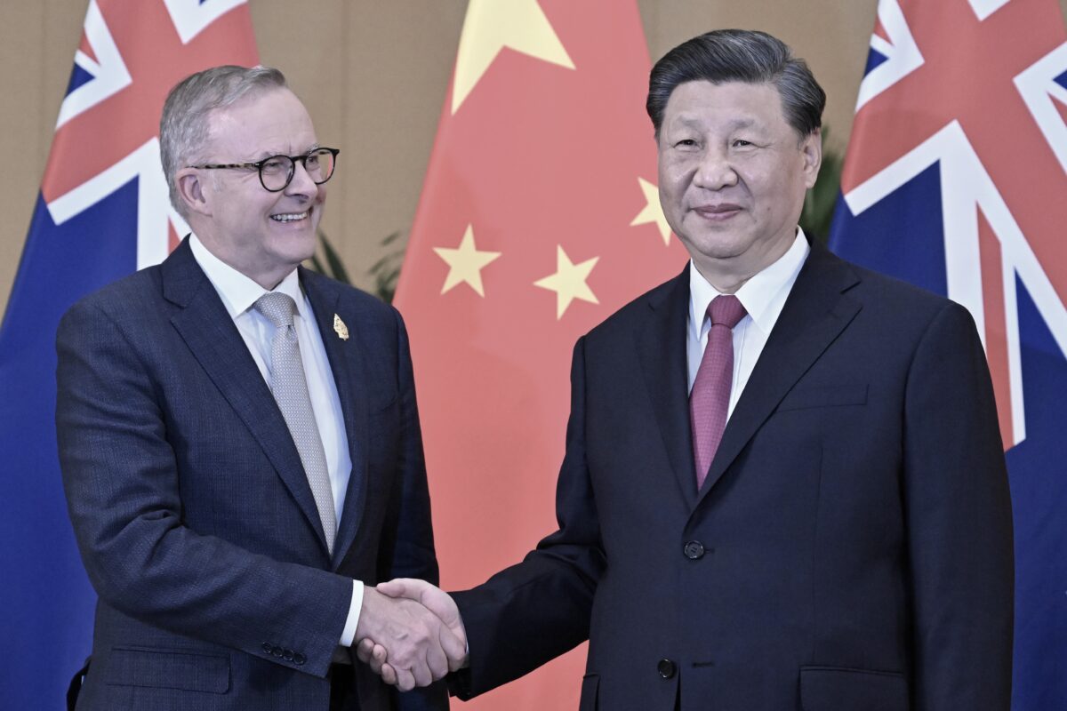 Thủ tướng Úc Anthony Albanese gặp Chủ tịch Trung Quốc Tập Cận Bình trong cuộc gặp song phương trong hội nghị thượng đỉnh G20 năm 2022 tại Nusa Dua, Bali, Indonesia, Úc, hôm 15/11/2022. (Ảnh: AAP Image/Mick Tsikas)