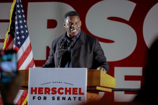 Ông Herschel Walker nói chuyện tại Gainesville, Georgia hôm 17/11/2022, khi ông vận động chống lại ông Raphael Warnock trong vòng bầu cử bổ sung vào Thượng viện. (Ảnh: Đăng dưới sự cho phép của Justin Kase Photography)