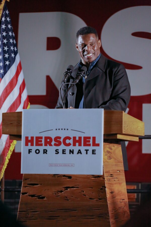 Ông Herschel Walker trình b ày tại Gainesville, Georgia hôm 17/11/2022, khi ông vận động tranh cử vào Thượng viện. (Ảnh: Justin Kane)