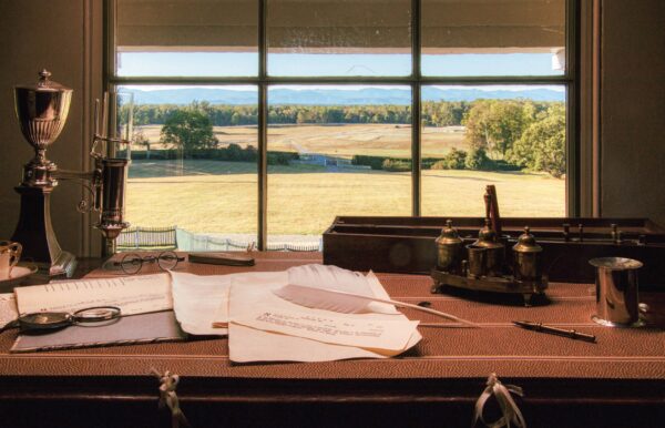 Nhìn ra Dãy núi Blue Ridge, bàn làm việc của ngài James Madison nằm ở giữa thư viện trên tầng hai, nơi ông viết nên những nền tảng của Hiến Pháp Hoa Kỳ. (Ảnh: Đăng dưới sự cho phép của Montpelier)