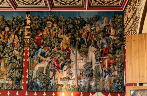 Một khu vực xa hoa khác của cung điện hoàng gia, trong sảnh trong của nữ hoàng: thảm trang trí “Hunt of the Unicorn” tuyệt đẹp. Đây là một trong bộ bảy kiệt tác dệt bằng tay kỳ công và đắt tiền, tái hiện lại bầu không khí của một cung điện Scotland thế kỷ 16. Những tấm thảm này cũng là một ví dụ về niềm tự hào quốc gia, vì kỳ lân là linh vật của Scotland, và những tấm thảm này hiện được coi là một báu vật nghệ thuật quốc gia. (Ảnh makasana photo/Shutterstock)