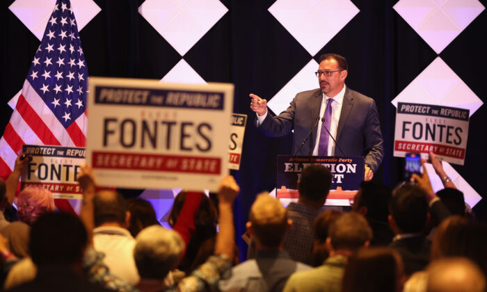 Ứng cử viên Đảng Dân Chủ Adrian Fontes được dự đoán sẽ chiến thắng trong cuộc đua ở Arizona