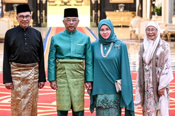 Quốc vương Malaysia Abdullah Sultan Ahmad Shah (thứ 2 bên trái), Hoàng hậu Malaysia Azizah Aminah Maimunah (thứ 2 bên phải), Thủ tướng mới được bổ nhiệm của Malaysia Anwar Ibrahim (bên trái) và phu nhân Wan Azizah Wan Ismail chụp hình sau lễ tuyên thệ nhậm chức tại Cung điện Quốc gia ở Kuala Lumpur, Malaysia, hôm 24/11/2022. (Ảnh: Mohd Rasfan/Pool qua Reuters)