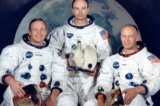 Tập đoàn Grumman Engineering đã đưa phi thuyền không gian Apollo nặng 30,200 pounds lên Mặt Trăng và quay trở về Trái Đất