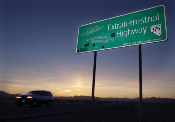 Một chiếc xe hơi chạy dọc theo Xa lộ Extraterrestrial gần Rachel, Nevada, thị trấn gần nhất với Khu vực 51. (Ảnh: Laura Rauch/AP Photo)