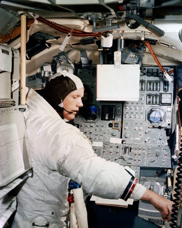 Ông Armstrong huấn luyện trong phòng điều khiển giả lập của Module Mặt Trăng tại Trung Tâm Không Gian Kennedy vào ngày 19/06/1969. (Ảnh: Tài sản công)
