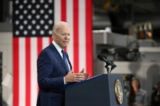 Tổng thống Joe Biden đưa ra những nhận xét về nền kinh tế sau chuyến tham quan cơ sở hệ thống truyền lực của tập đoàn Volvo ở Hagerstown, Maryland, hôm 07/10/2022. (Ảnh: Mandel Ngan/AFP/Getty Images)