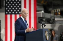 Tổng thống Joe Biden đưa ra những nhận xét về nền kinh tế sau chuyến tham quan cơ sở hệ thống truyền lực của tập đoàn Volvo ở Hagerstown, Maryland, hôm 07/10/2022. (Ảnh: Mandel Ngan/AFP/Getty Images)