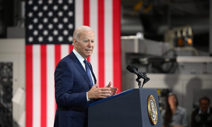 Tổng thống Joe Biden đưa ra những nhận xét về nền kinh tế sau chuyến tham quan cơ sở hệ thống truyền lực của tập đoàn Volvo ở Hagerstown, Maryland, hôm 07/10/2022. (Ảnh: Mandel Ngan/AFP/Getty Images)