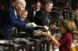 Tổng thống Joe Biden phục vụ đồ ăn cho các gia đình quân nhân trong hoạt động kỷ niệm “Friendsgiving” để tôn vinh kỳ nghỉ Lễ Tạ Ơn sắp tới tại Trạm Không quân Thủy quân lục chiến ở Cherry Point, North Carolina, hôm 21/11/2022. (Ảnh: Jim Watson/Getty Images)