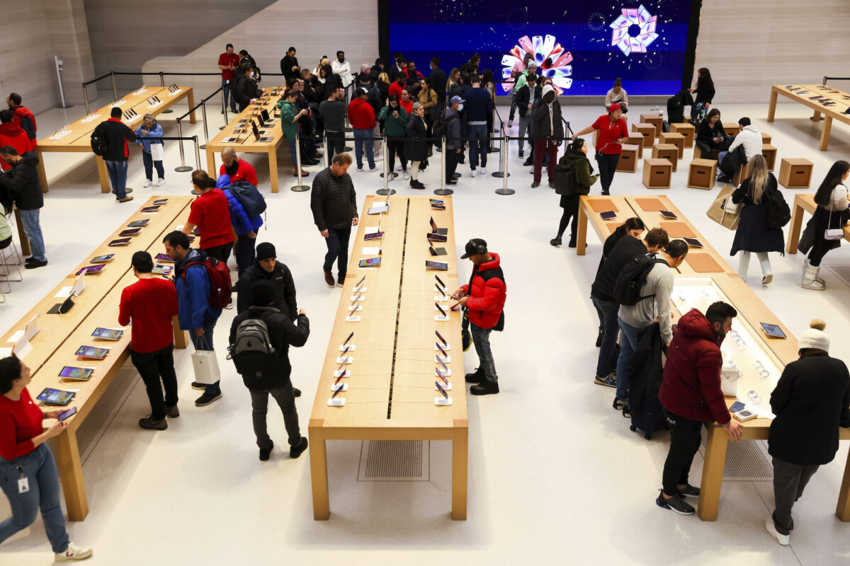 Khách hàng mua sắm tại một cửa hàng Apple vào ngày Black Friday ở New York hôm 25/11/2022. (Ảnh: Julia Nikhinson/AP Photo)