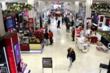 Khách hàng mua sắm trong một cửa hàng Macy gần như vắng khách vào đầu ngày Black Friday ở New York hôm 25/11/2022. (Ảnh: Julia Nikhinson/AP Photo)