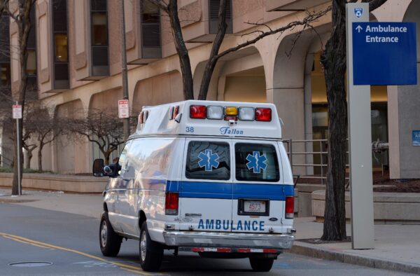 Xe cấp cứu chạy ngang qua Bệnh viện Brigham and Women's, một khu vực của bệnh viện này sẽ là địa điểm xét nghiệm COVID-19 ở Boston, Massachuset, hôm 07/03/2020. (Ảnh: Joseph Prezioso/AFP qua Getty Images)