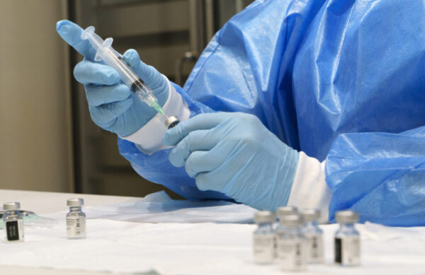 Một ống chích được sử dụng để chích một liều vaccine COVID-19 tại một phòng chủng ngừa ở Montreal, Canada, vào ngày 15/03/2021. (Ảnh: The Canadian Press/Paul Chiasson)
