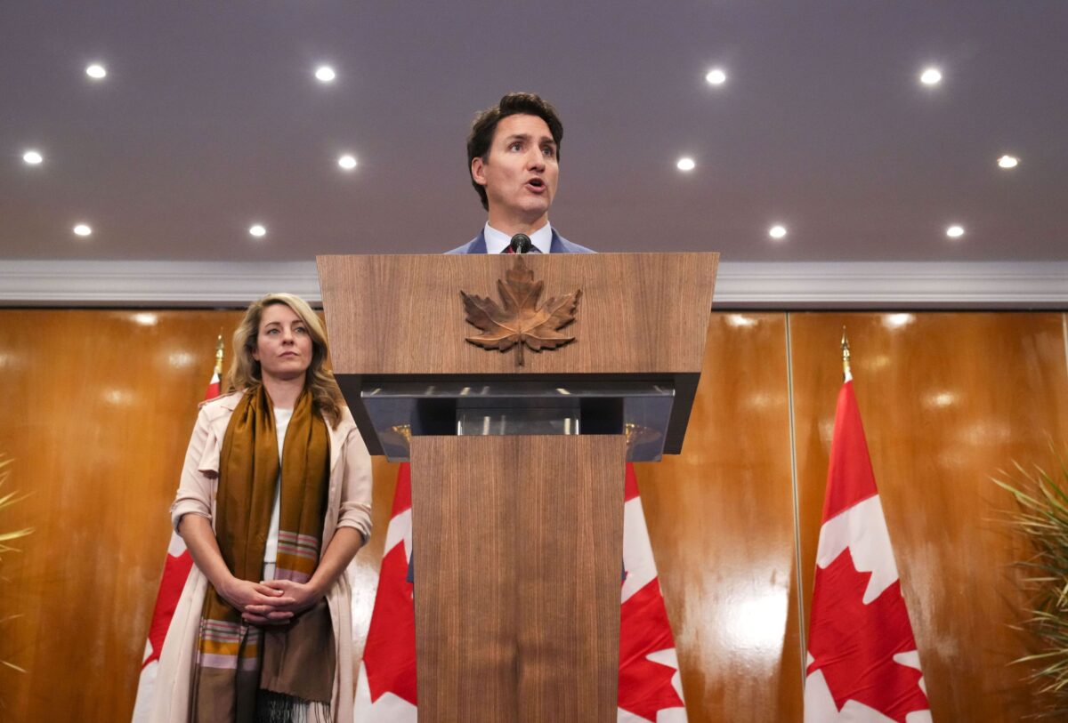 Thủ tướng Justin Trudeau và Ngoại trưởng Melanie Joy tổ chức một cuộc họp báo sau khi tham gia Hội nghị thượng đỉnh Pháp ở Djerba, Tunisia, hôm 20/11/2022. (Ảnh: The Canadian Press/Sean Kilpatrick)