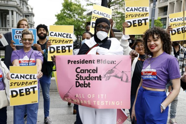 Thẩm phán Texas bãi bỏ kế hoạch xóa nợ sinh viên ‘vi hiến’ của Tổng thống Biden