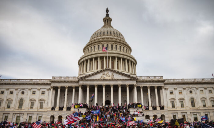 Người sáng lập Oath Keepers, cùng một thành viên khác bị kết tội âm mưu xúi giục nổi loạn trong vụ xâm nhập ngày 06/01