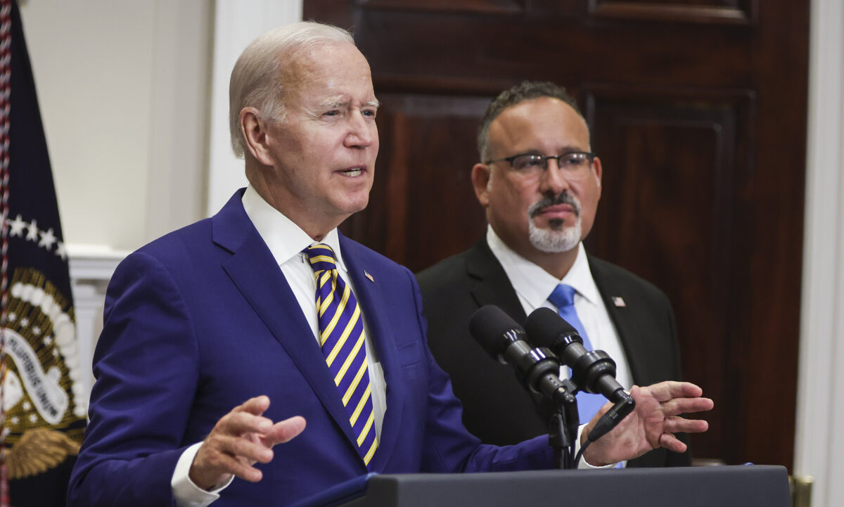 TT Joe Biden (trái), cùng với Bộ trưởng Giáo dục Miguel Cardona, trình bày về khoản nợ vay sinh viên tại Phòng Roosevelt của Tòa Bạch Ốc vào ngày 24/08/2022. (Ảnh: Alex Wong/Getty Images)