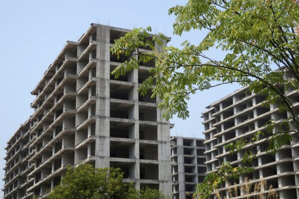 Các tòa nhà chung cư đang xây dựng dở dang tại một khu chung cư do Jiadengbao Real Estate phát triển ở Quế Lâm, vùng Choang Quảng Tây, Trung Quốc, hôm 17/09/2022. (Ảnh: Eduardo Baptista/Reuters)